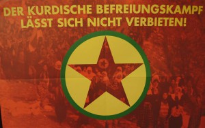 Der kurdische Befreiungskampf läßt sich nicht verbieten | Plakat gegen das PKK-Verbot aus den 1990er Jahren