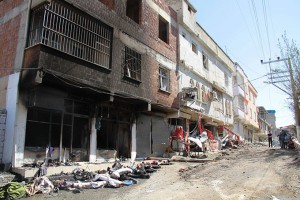 Ein Straßenzug in Farqîn nach einem Angriff von Sicherheitskräften der Türkei 