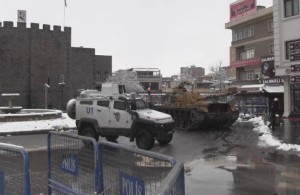 Panzer in den Straßen von Amed | Foto: JINHA