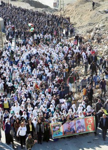 Tausende auf der Beerdigung von Mehmet und Orhan Tunç