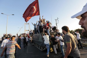 Von AKP ANhängern eroberter Panzer auf einer Bosporusbrücke