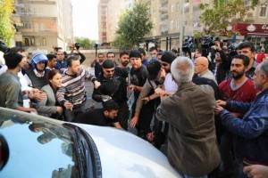 Verletzte und Verhaftungen nach der Festnahme der Co-BürgermeisterInnen in Amed