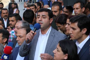 Selahattin Demirtaş: Jetzt wird Widerstand geleistet bis die Rathäuser wieder ausgehändigt werden …