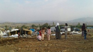 Türkische „Sicherheitskräfte“ vertreiben die aus Şirnex vertriebene Bevölkerung aus ihren Zelten vor der Stadt