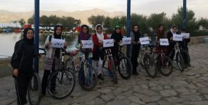 Frauen trotzen dem Radsportverbot in Merîwan