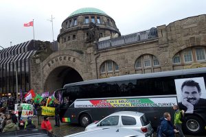 Busstopp in Hamburg: Freiheit für Öcalan – Frieden in Kurdistan